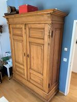 Alter Schrank aus masiv Holz
