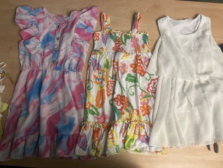 3 Sommerliche Mädchen Kleider Gr. 122/128, Top!