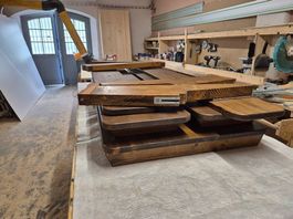 Holztischgarnitur, klappbar mit abnehmbarer Lehne.