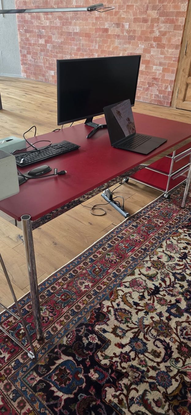 USM Scrivanie: Schreibtisch USM Haller rot – Usato da Freienbach venduto da len_qsh5 1