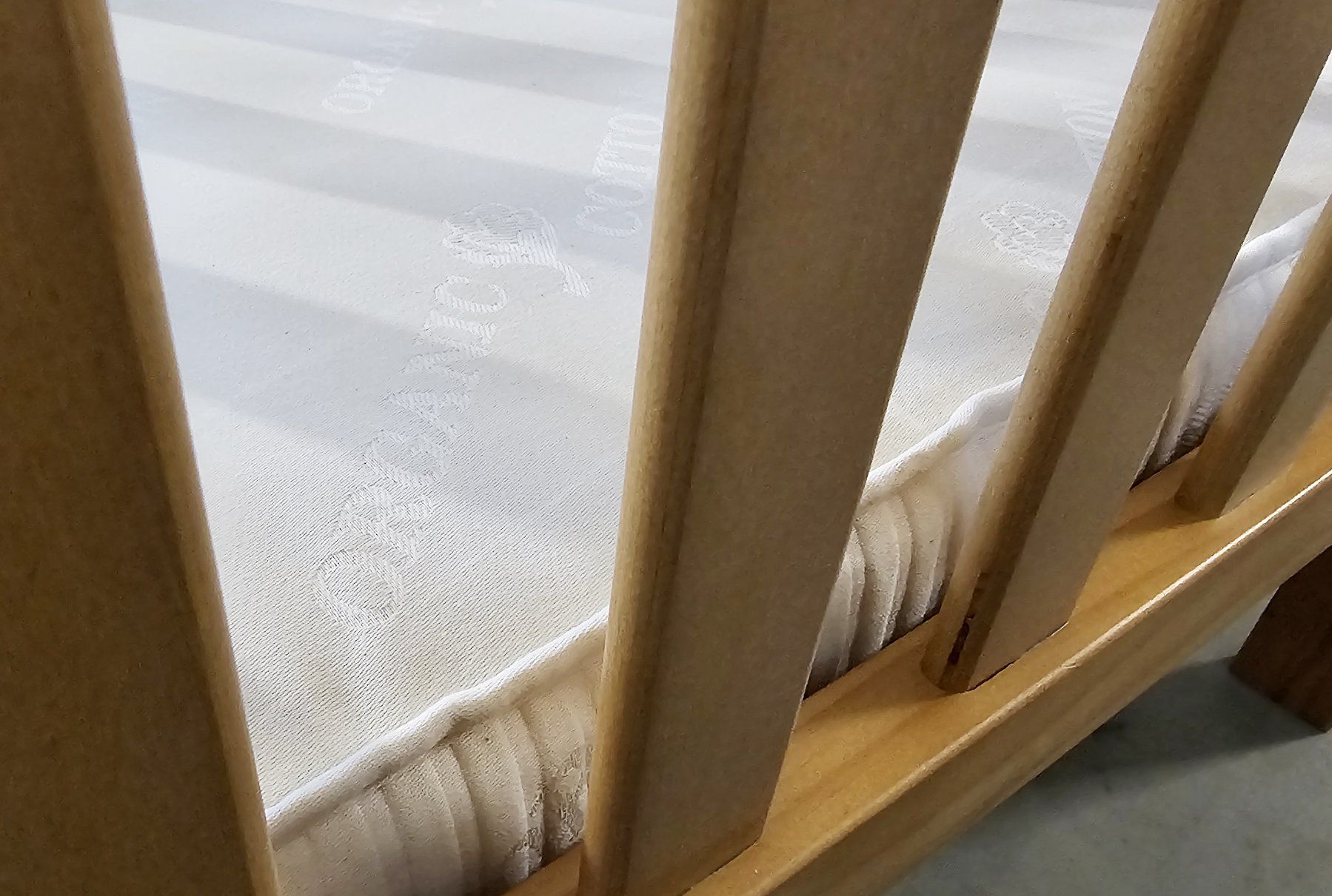 Letti: Kindergitterbett aus Holz mit Matratze – Usato da Altishausen venduto da Jomisaru 6