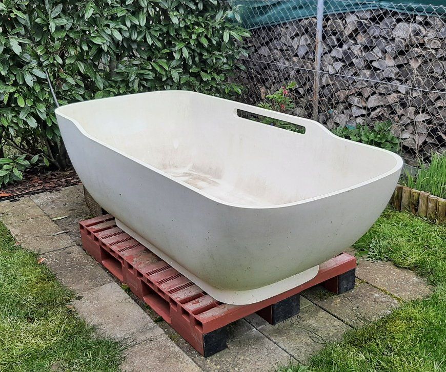 Badewanne freistehend gross und breit für den Garten Kaufen auf Ricardo