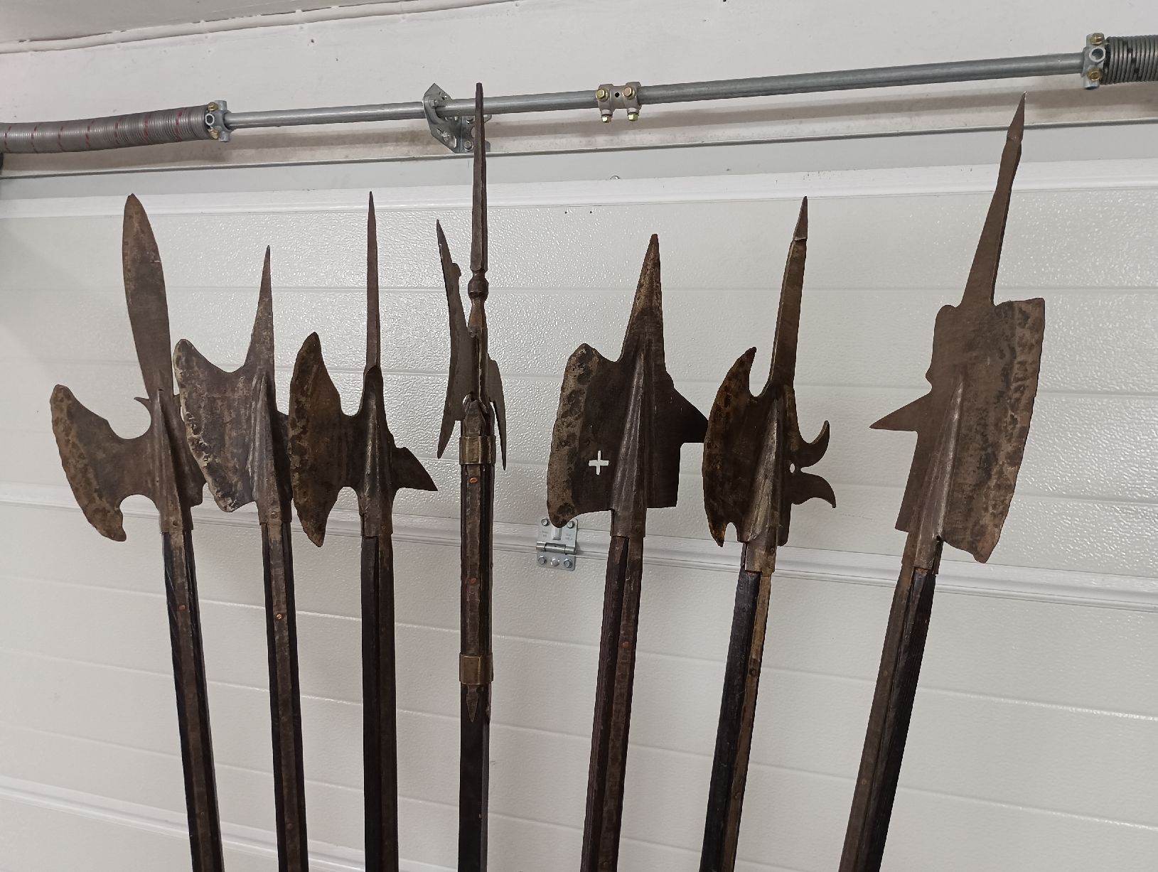 Armi bianche: Hellebardensammlung mit Holzständer, Unikat – Usato da Brislach venduto da Falke666 2