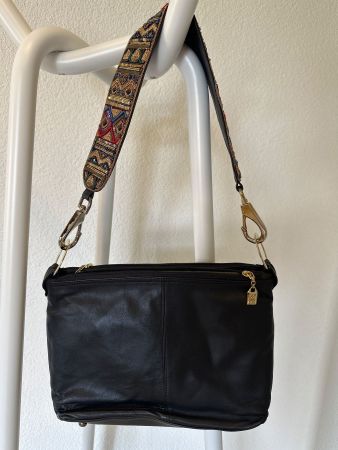 Schultertasche Leder Schwarz mit besticktem Gurt