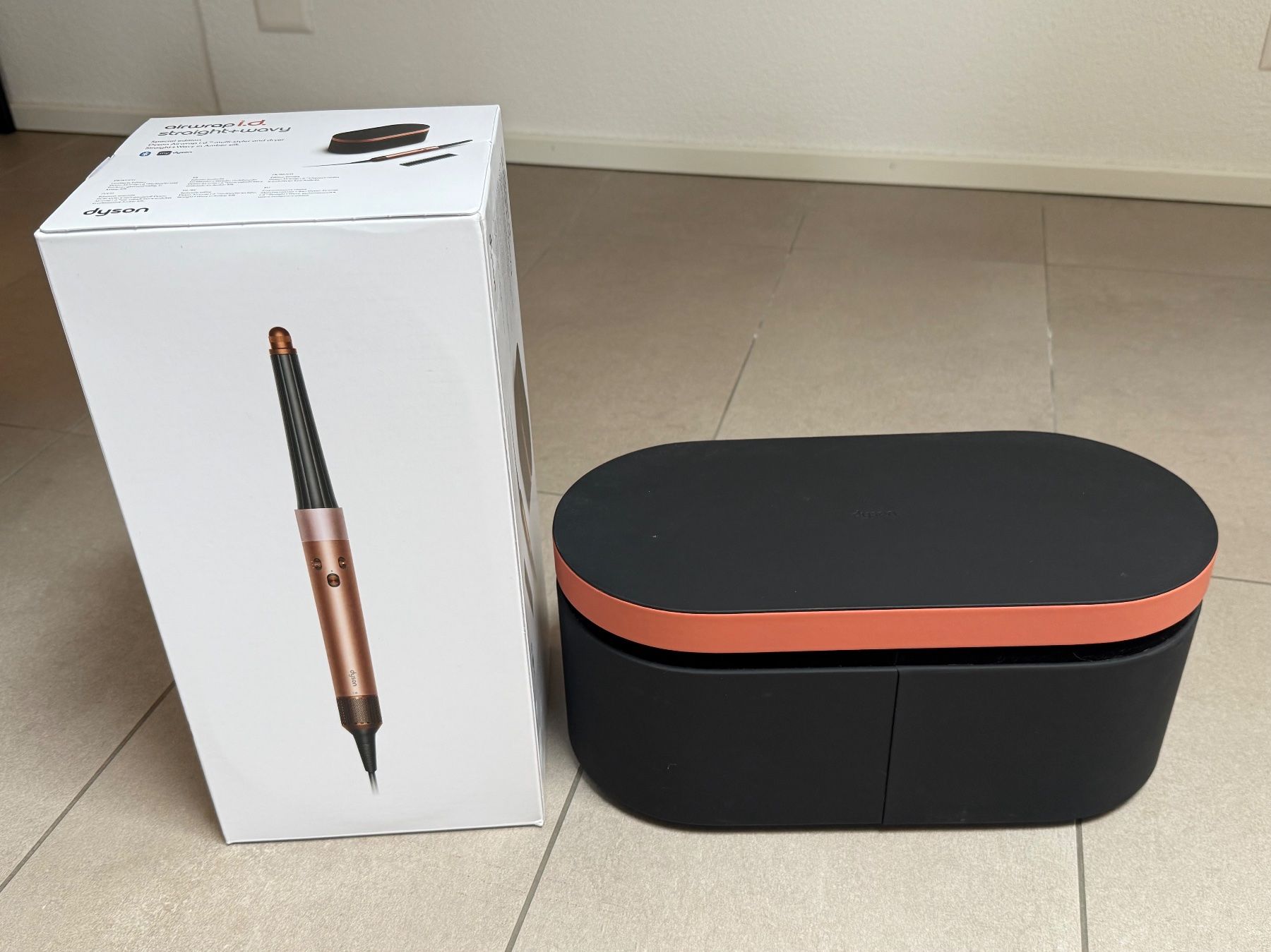 Dyson Piastre & Arricciacapelli: Dyson Airwrap i.d. Straight+Wavy Amber Silk – Nuovo (secondo la descrizione) da Rotkreuz venduto da gismo_83 4