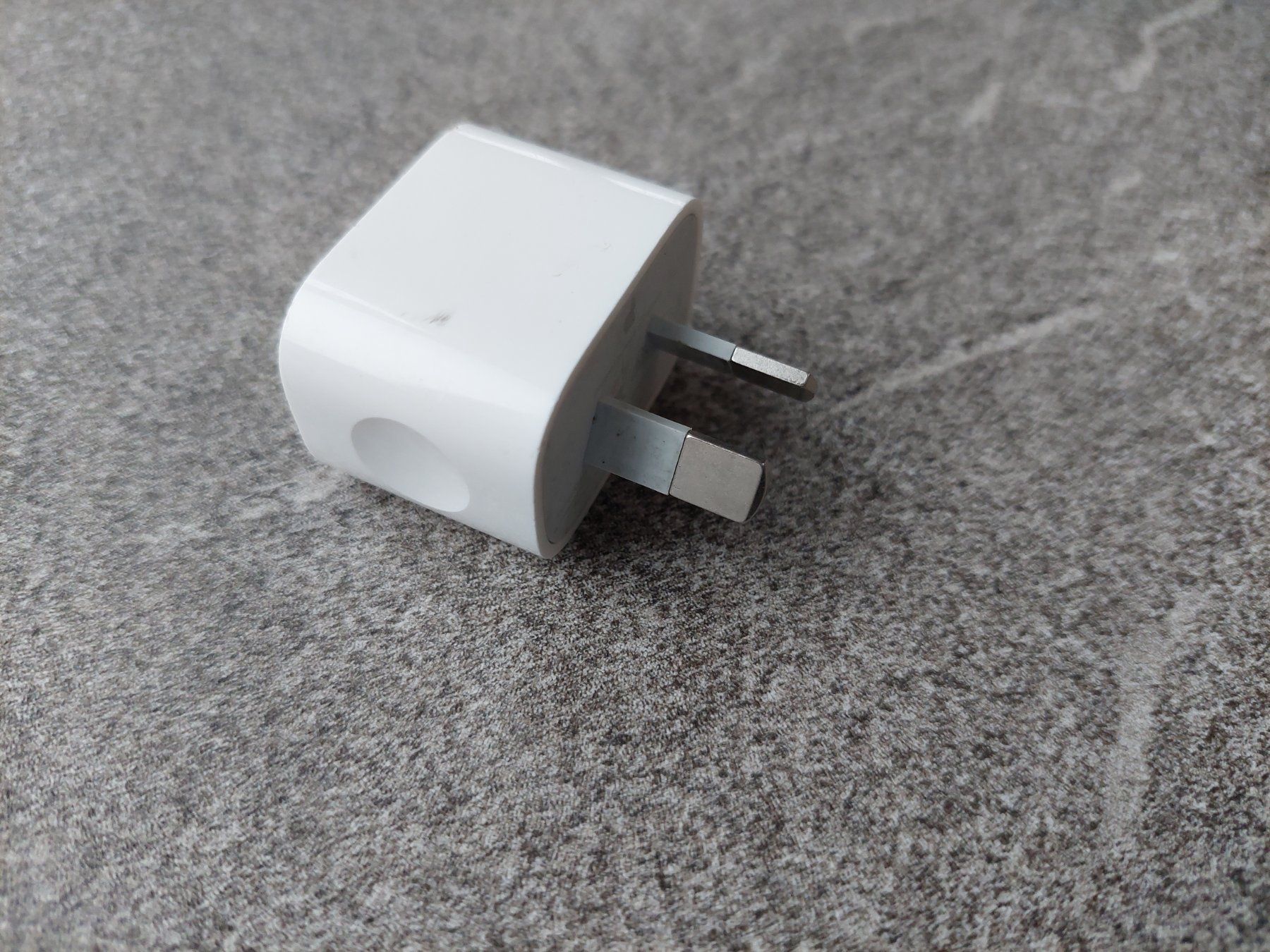 Apple Lecteurs & Adaptateurs: Apple USB Ladegerät mit australischem Stecker – D'occasion à Wiesendangen par troawus