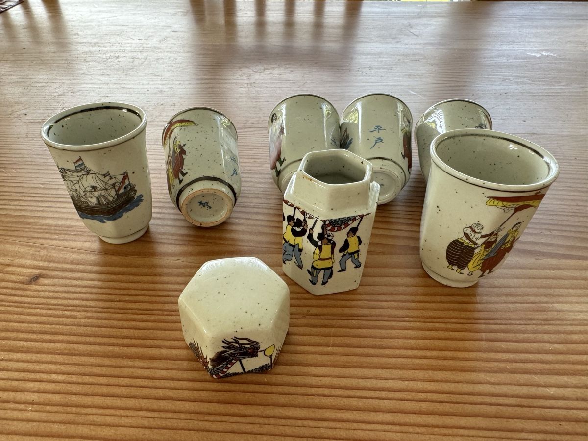 Set di piatti: 6 Sake Becher mit Bemalung, mit Dose – Usato da Lanzenhäusern venduto da Galaa 4