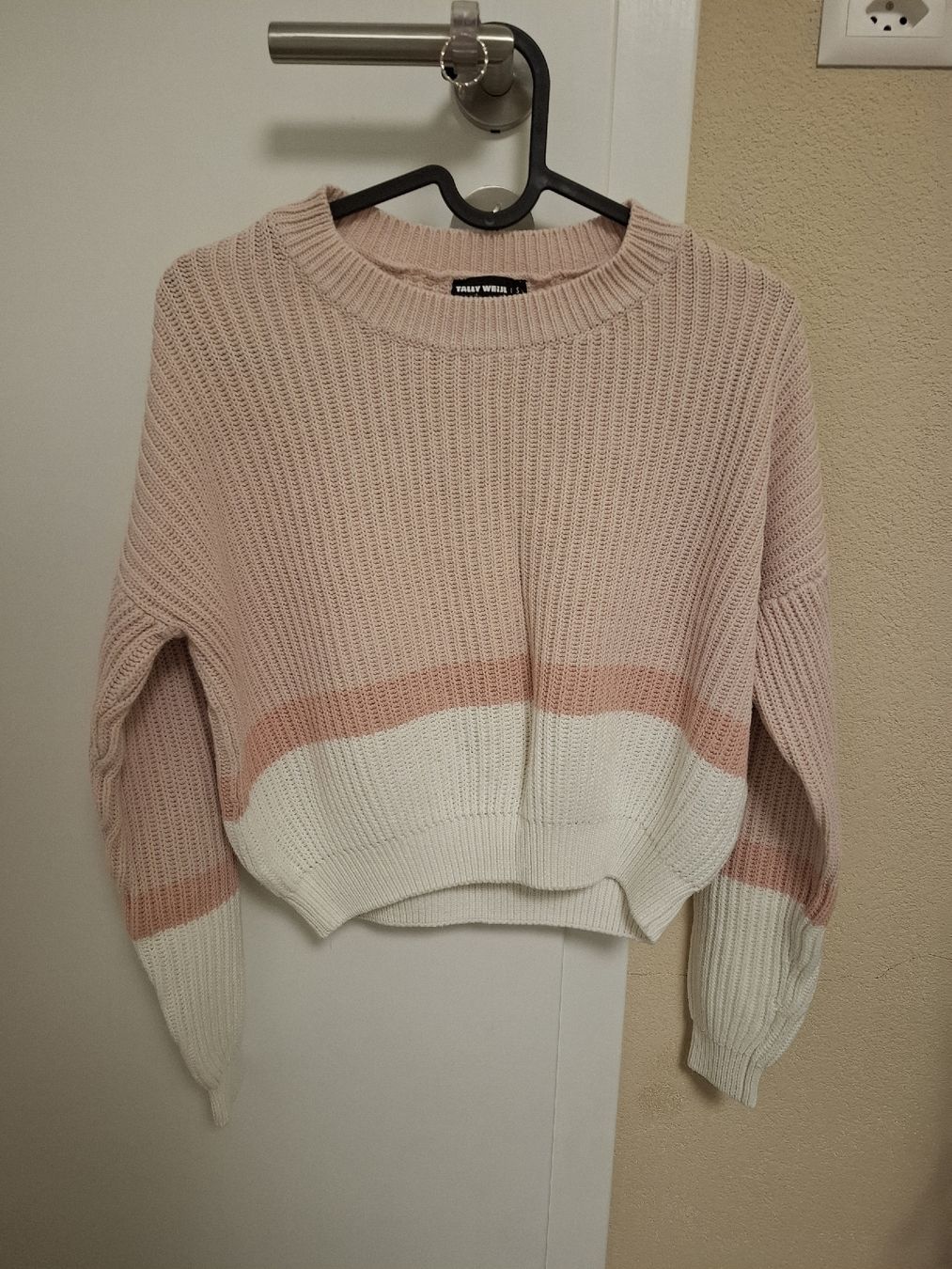 Pullover & Sweatshirts: pull rose-blanc en taille S – Gebraucht aus Ecublens FR von ame_y8tq