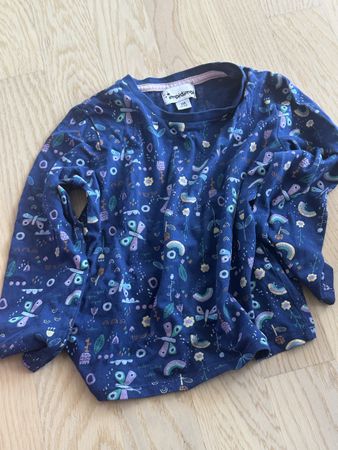 Mädchen Shirt mit Schmetterlingen Grösse 110 guter Zustand