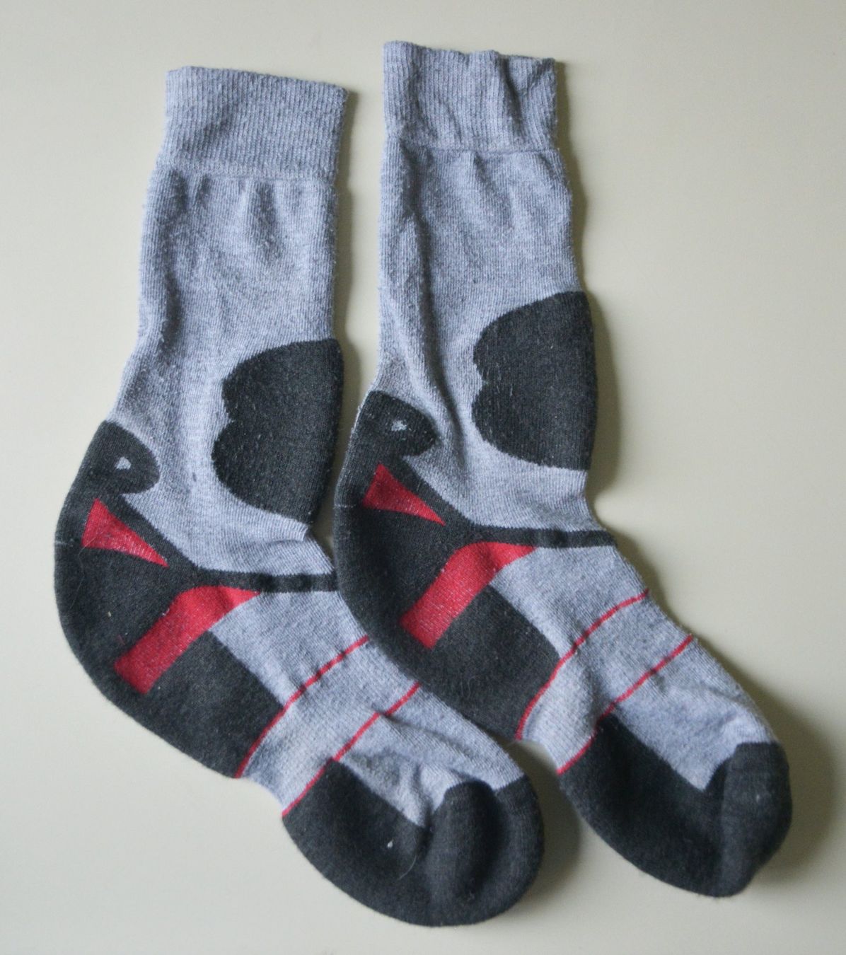 Calze: Grau/schwarze, wadenhohe Damen Wandersocken, Gr. 40-42 – Usato da Niederhasli venduto da littledrop