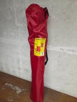 Roter Camping-Klappstuhl mit Getränkehalter