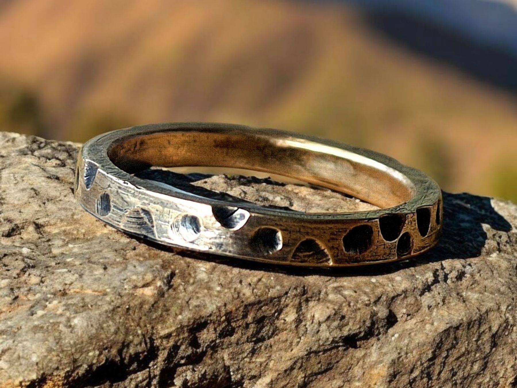 Anelli: Verpielter Männer-Ring, Bronze, Ringgrösse 75 – Nuovo e nell'imballaggio originale da Aarau venduto da Schmuckhoehle_MD 2