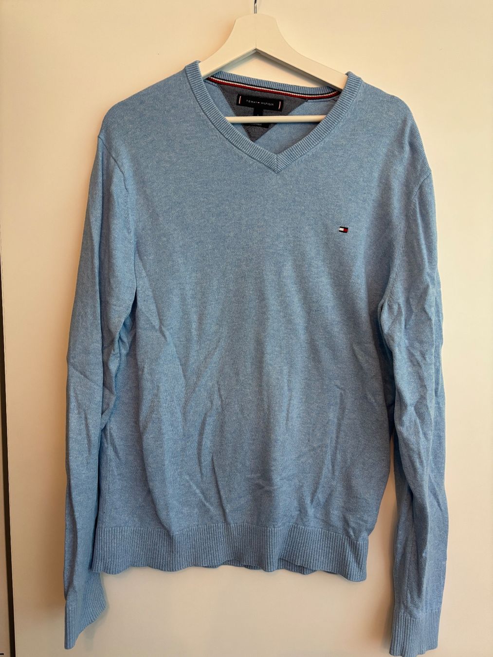 Tommy Hilfiger Maglioni & Felpe: Tommy Hilfiger Pullover hellblau V-Ausschnitt Grösse L gu... – Usato da Grüsch venduto da M.Mustermann