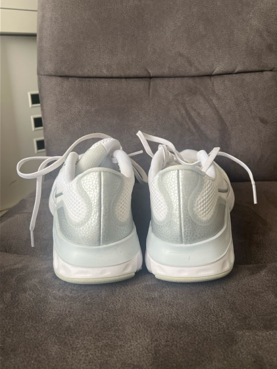 Nike Scarpe da donna: Nike Laufschuhe Weiss Grösse 40  – Usato da Geroldswil venduto da leo_x9p8 2