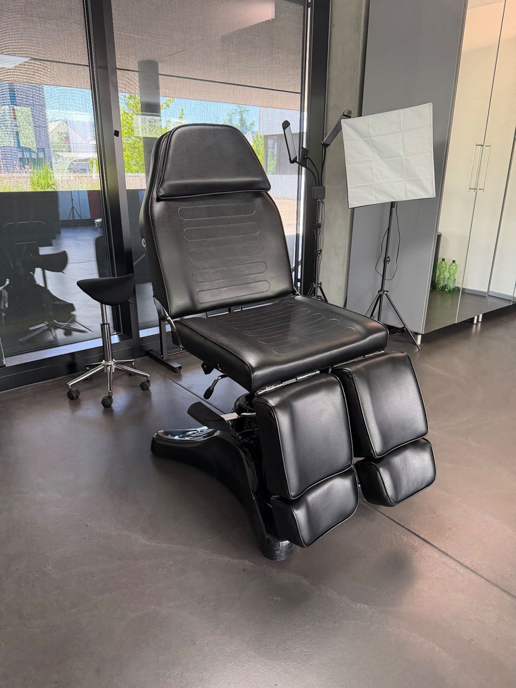 Liegen & Liegestühle: Tattooliege – Gebraucht aus Wallisellen von loo_q56x
