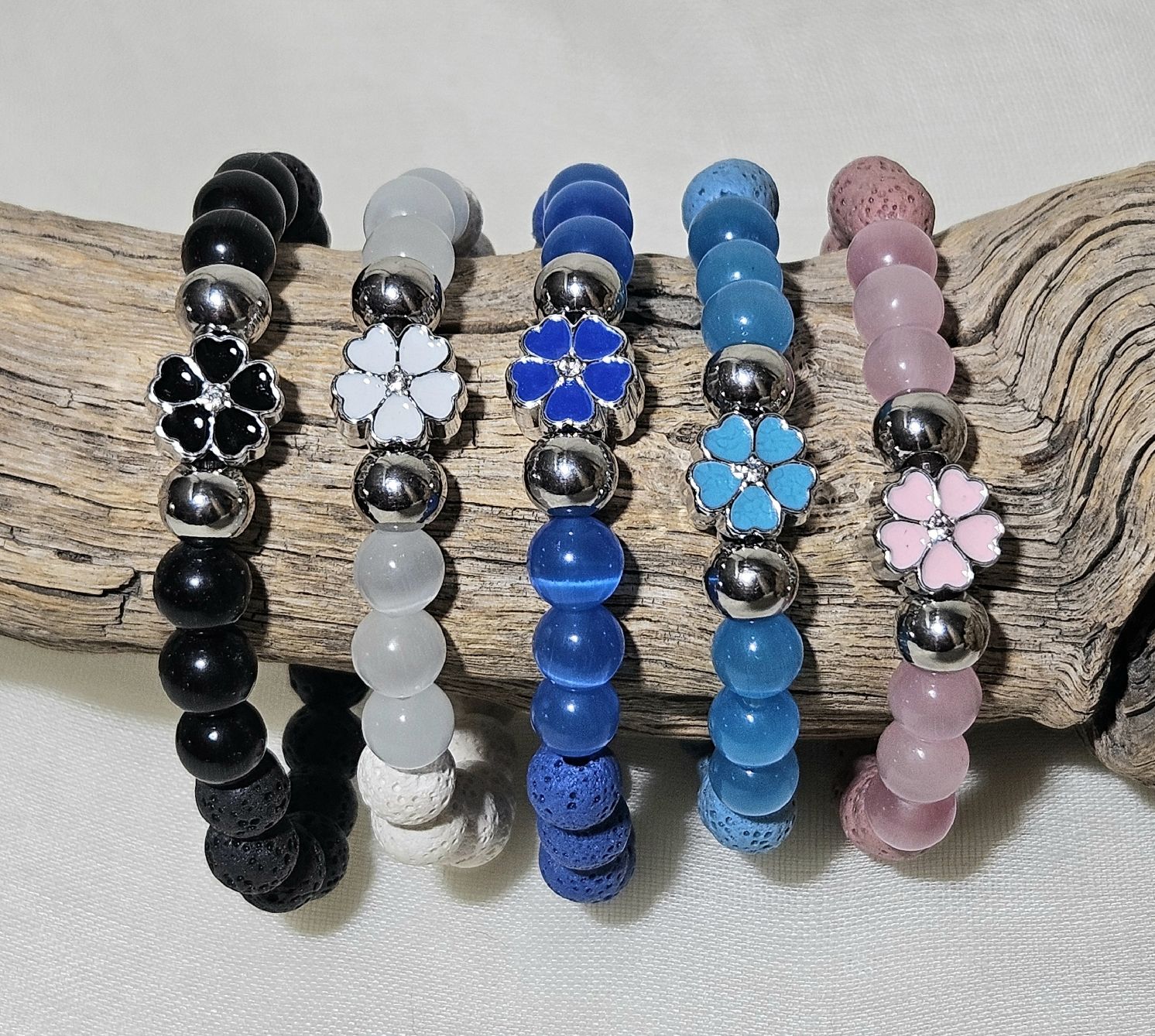 Bracciali & Braccialetti: weisse Lava-Glas Armk. mit Blume – Nuovo (secondo la descrizione) da Unterkulm venduto da Nachtigall