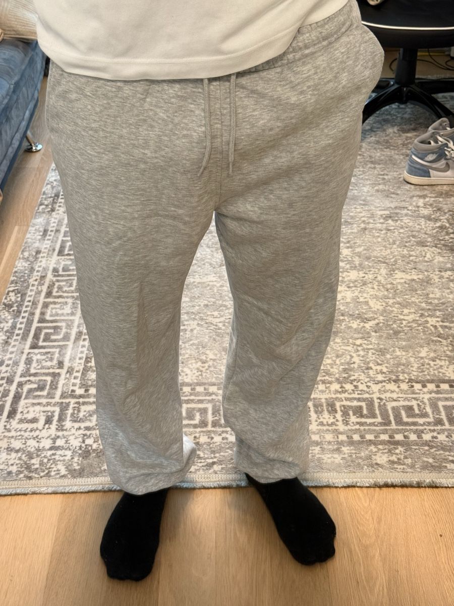 Weekday Pantalons: Weekday Jogginghose grau – D'occasion à Näfels par sellmemoric 1