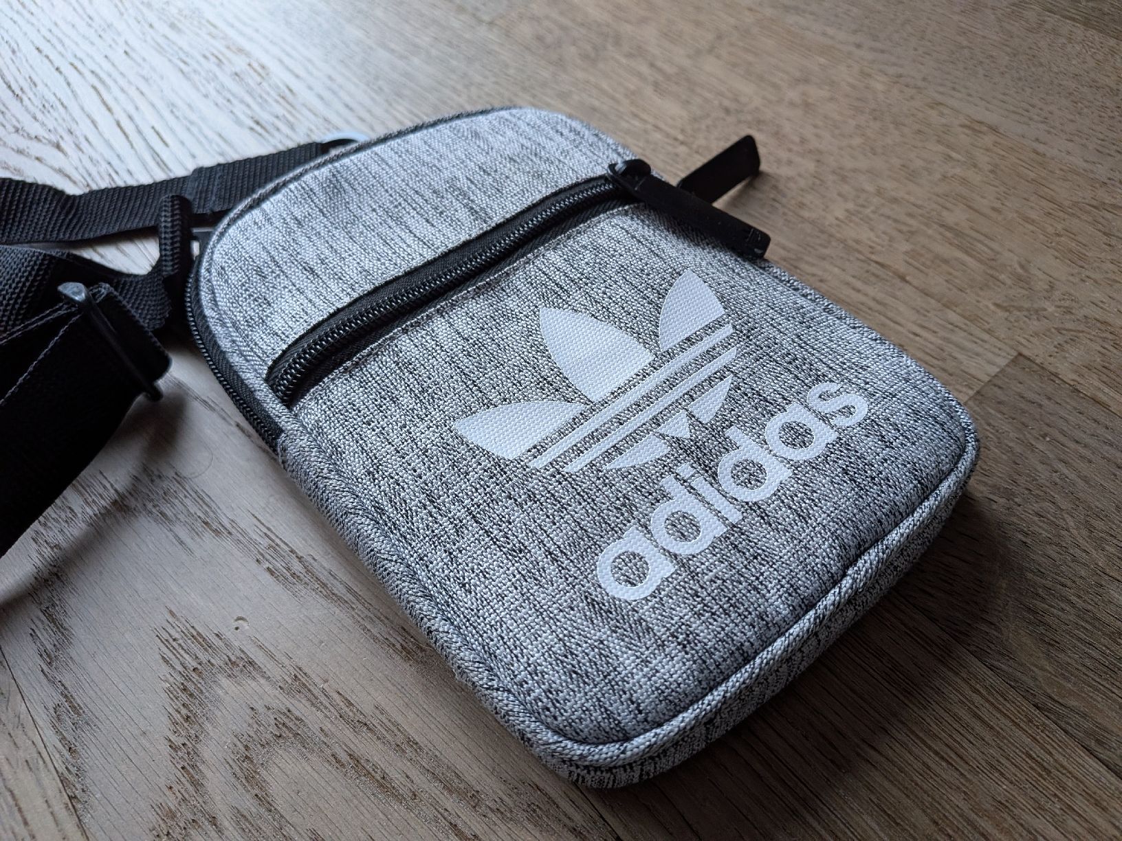 Adidas Taschen: Adidas Bauchtasche/Umhängetasche – Neu (gemäss Beschreibung) aus Burgdorf von Laur1nd 2