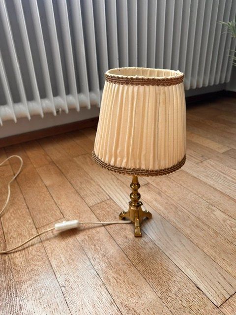 Lampes: Tischleuchte mit massivem Messingfuss & Stoffschirm – D'occasion à Aarwangen par kiwifan71 1