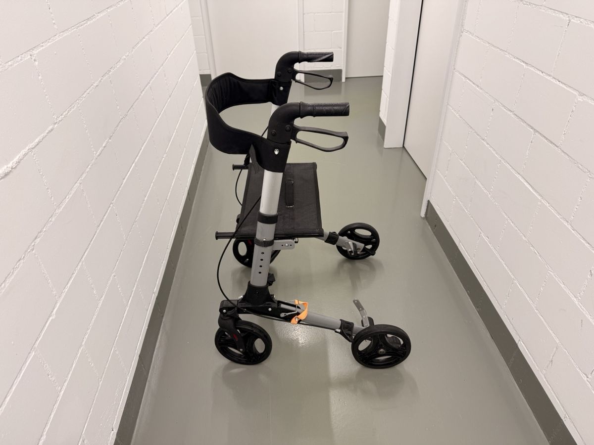 Ausili per la deambulazione: Leichtgewichtrollator Rehashop Butterfly – Usato da Uetliburg SG venduto da Storm2