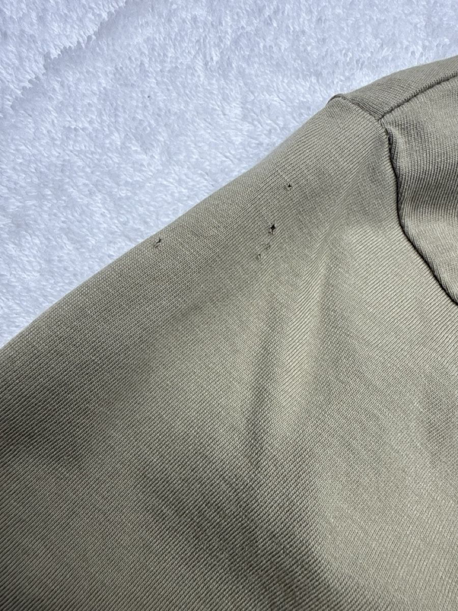 Fred Perry T-shirt: T-shirt Fred Perry  taille L défaut manche  – Difettoso da Chenens venduto da anasantos90 1