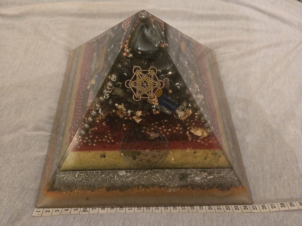 Minerali & Pietre curative: XXL Orgonite Gold-Silver Pyramid – Usato da Basel venduto da Mahapo