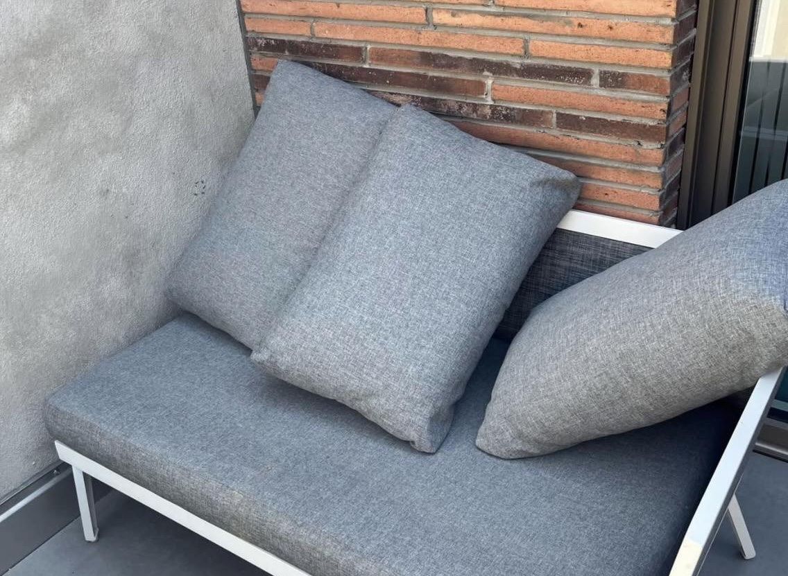 Sedie a sdraio: Lounge set grey white sofa and table good condition – Usato da Basel venduto da pp5_dg76 1