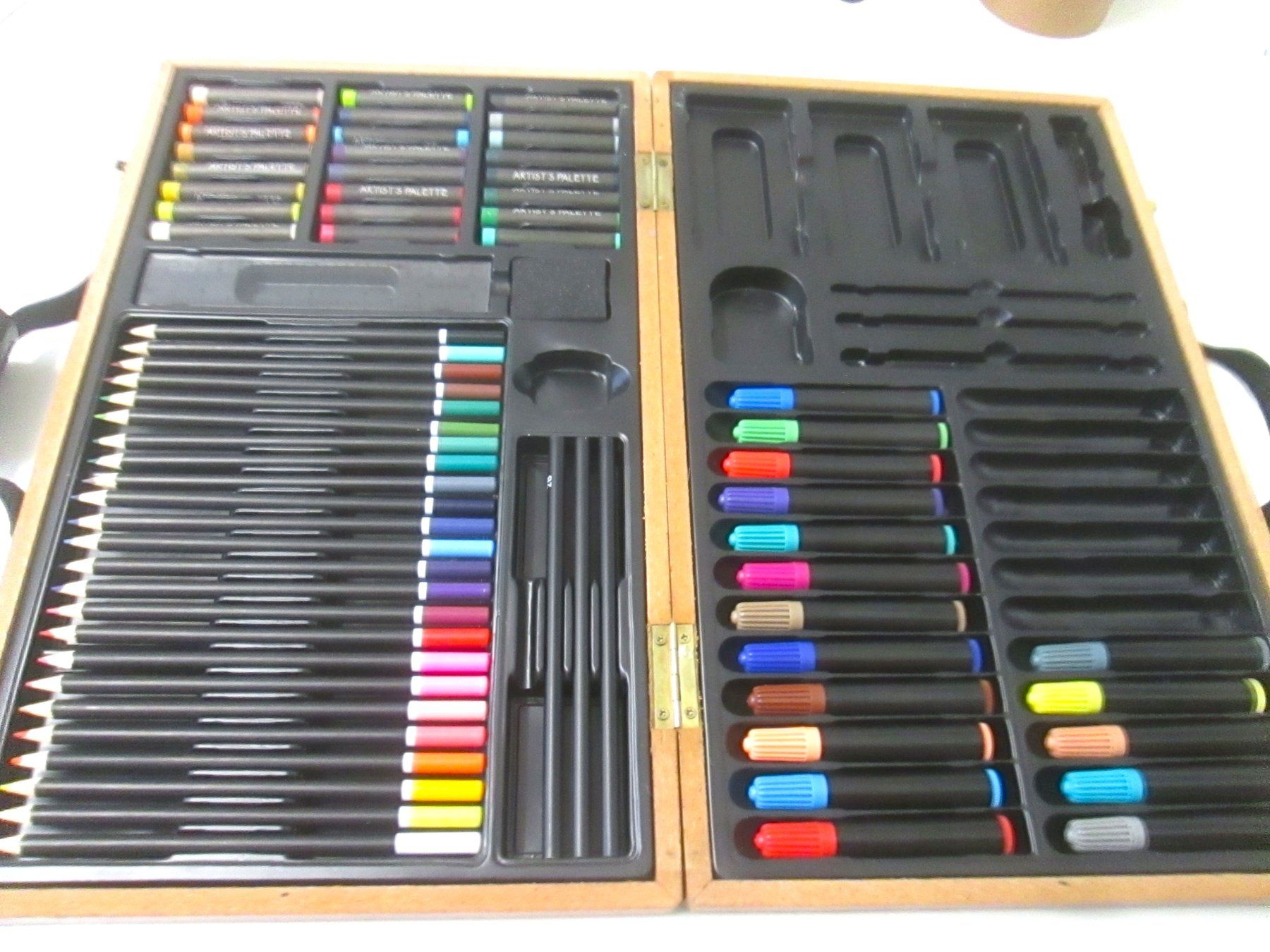 Peintures: Holzkoffer mit neuen Farben – Défectueux à Sementina par babucia