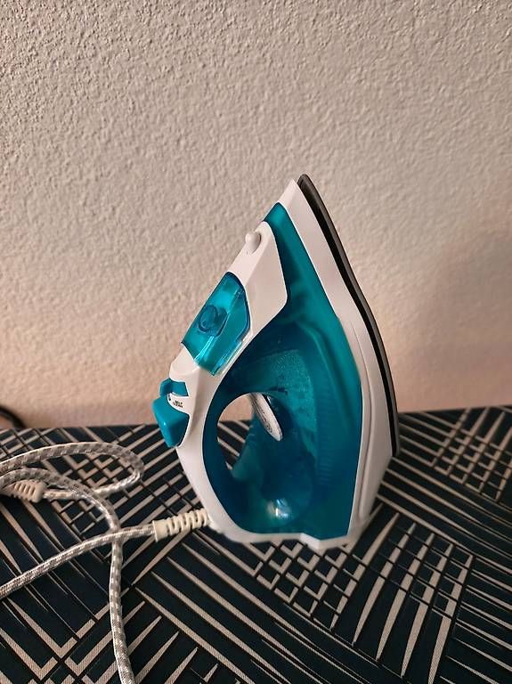 Bügeleisen: Iron and ironing board – Gebraucht aus Bern von dim_2yb5 1