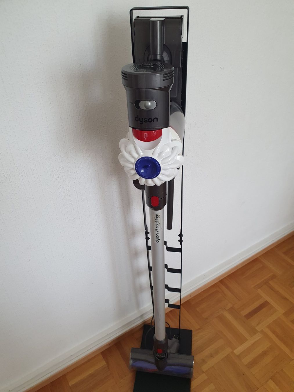 Dyson Staubsauger & Zubehör: Aspirateur Dyson V7 avec station – Gebraucht aus Prilly von RoDyRe 2