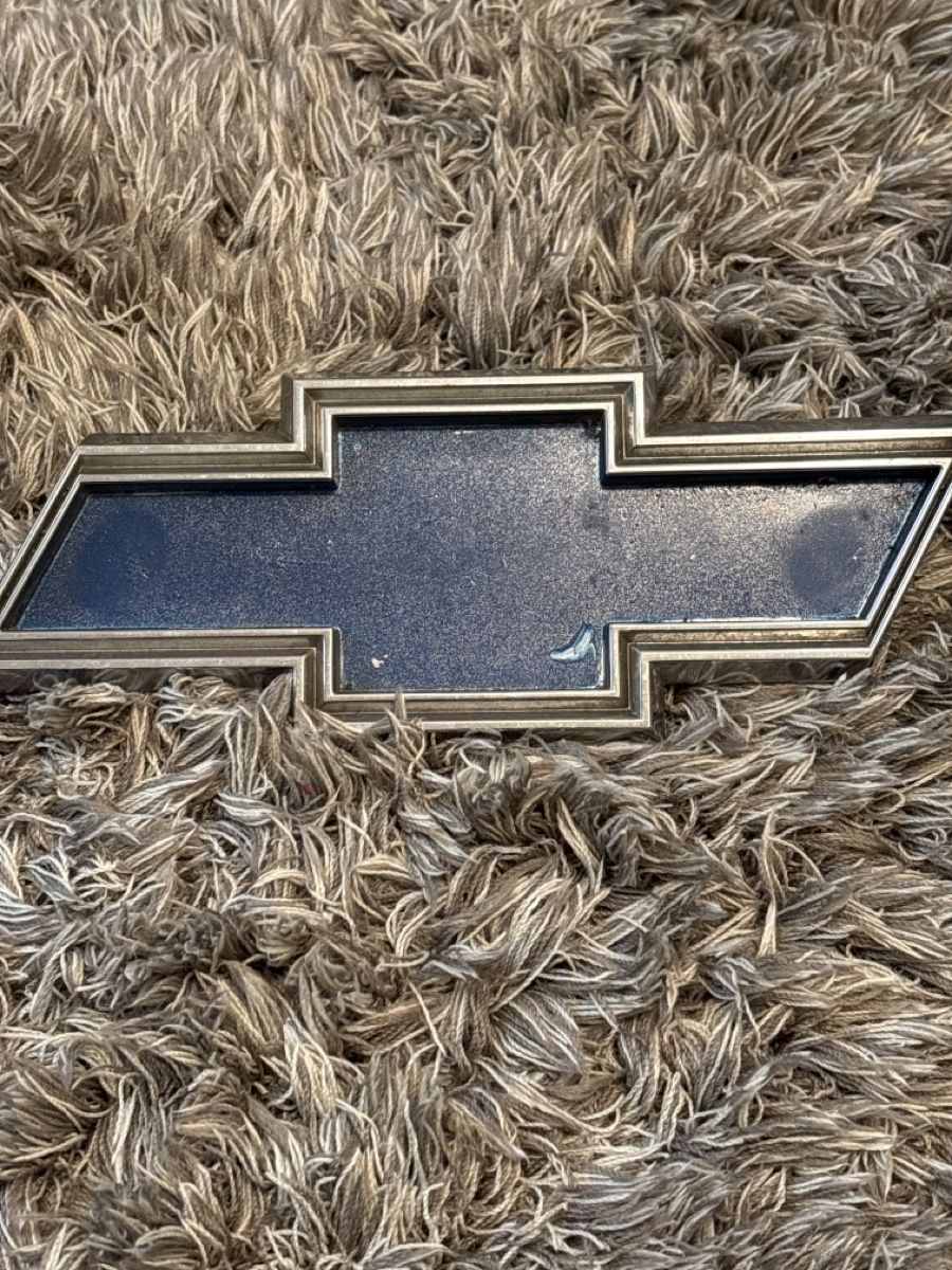 Chevrolet Tutti pezzi di ricambio auto: Chevrolet Emblem  – Usato da Therwil venduto da cosugs