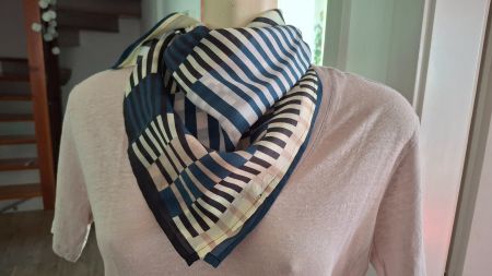 Foulard CLOSED 100% soie 65/65 cm.