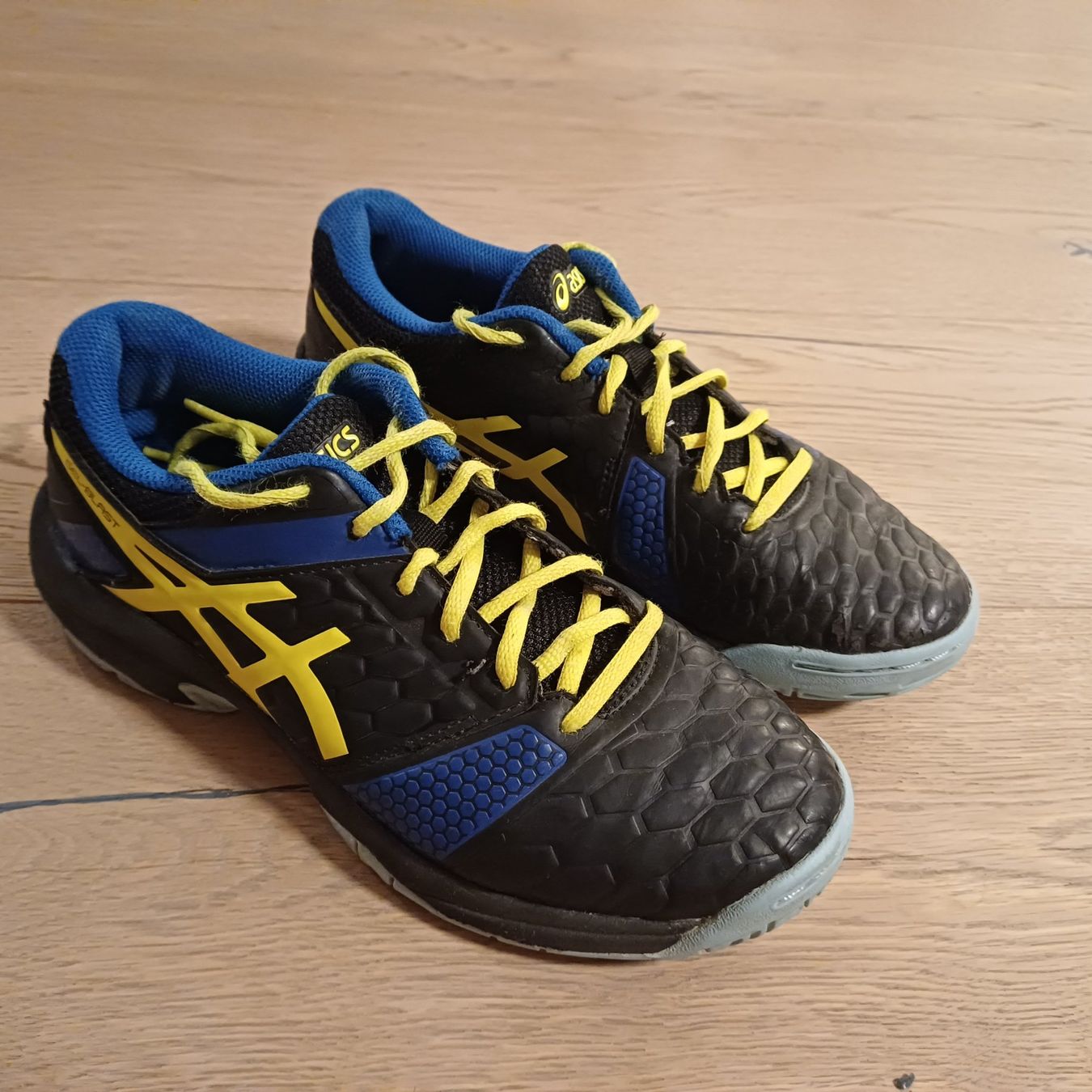 Scarpe per ragazzi: Hallenturnschuhe asics, Gr. 37.5 – Usato da Wahlendorf venduto da Irba