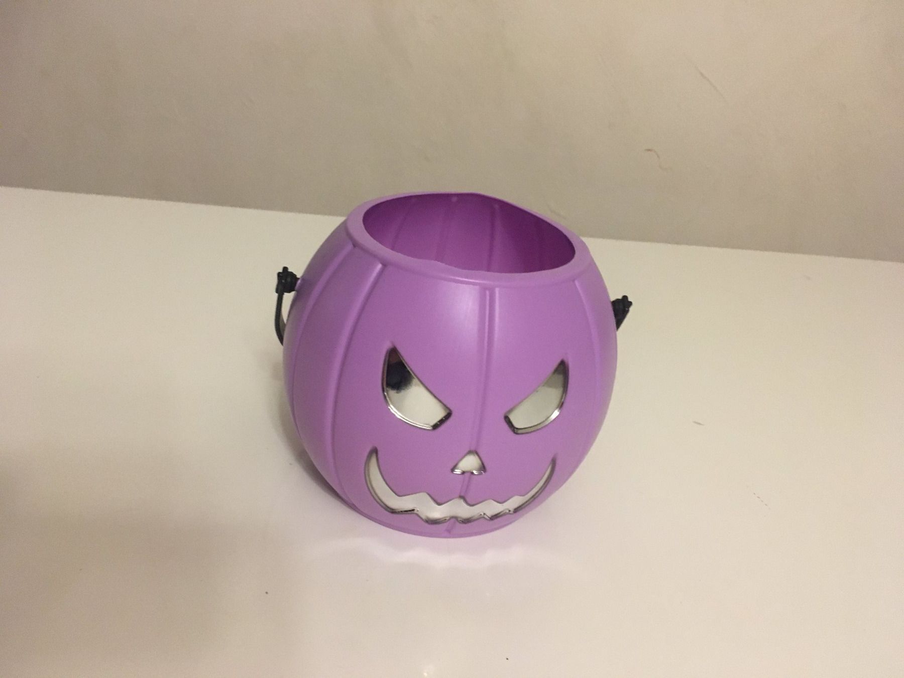 H&M Tutte le decorazioni: Halloween bucket for sweets - Purple - NEW – Nuovo e nell'imballaggio originale da Le Noirmont venduto da bouboun21