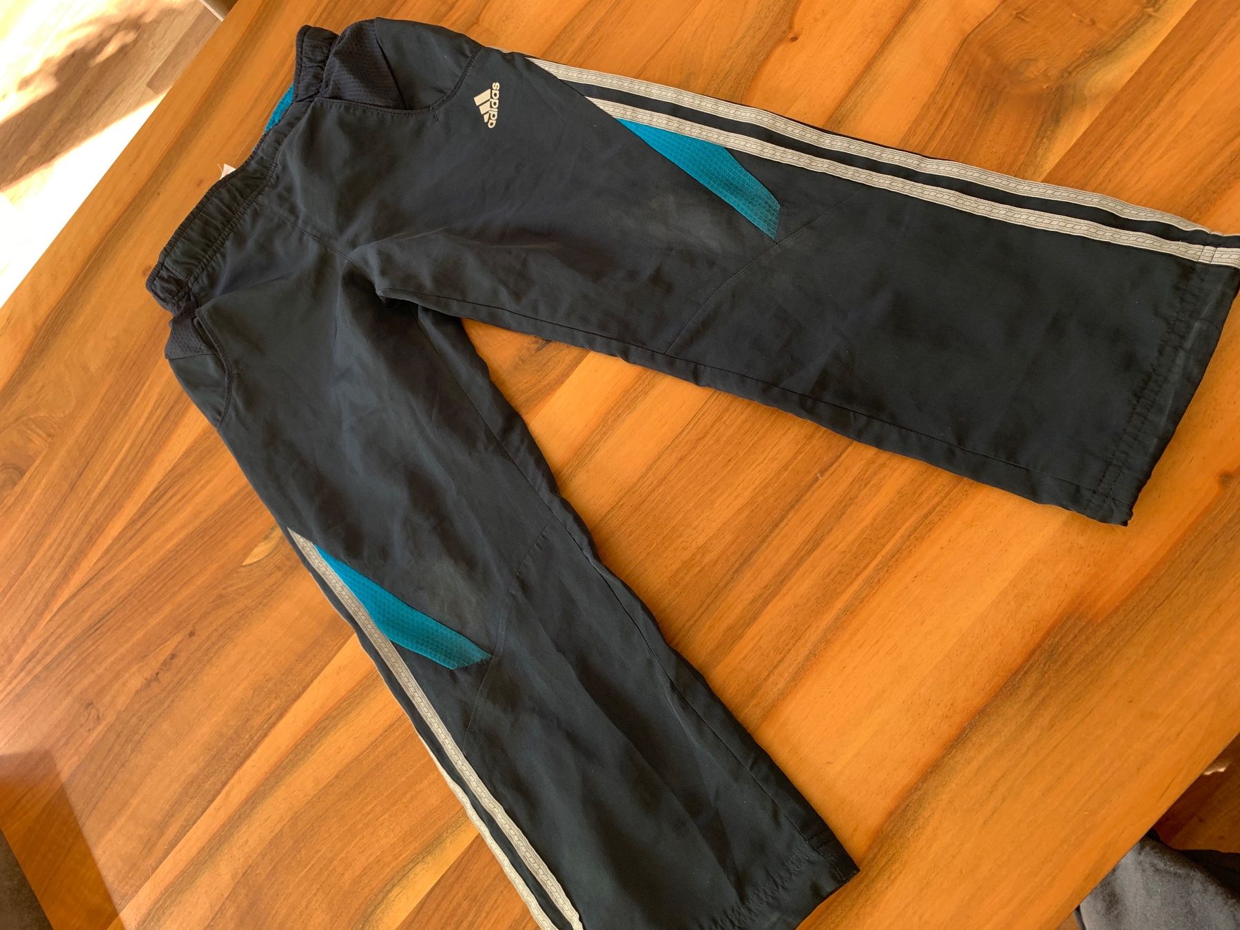 Adidas Hosen: Adidas Sporthose / Trainerhose Grösse 128 – Gebraucht aus Meiringen von Jackwashere