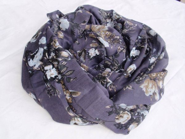 Foulards, Tücher & Schals: BLUMENSCHAL VIOLETT - TRENDFARBE – Neu und originalverpackt aus Honau von sainj