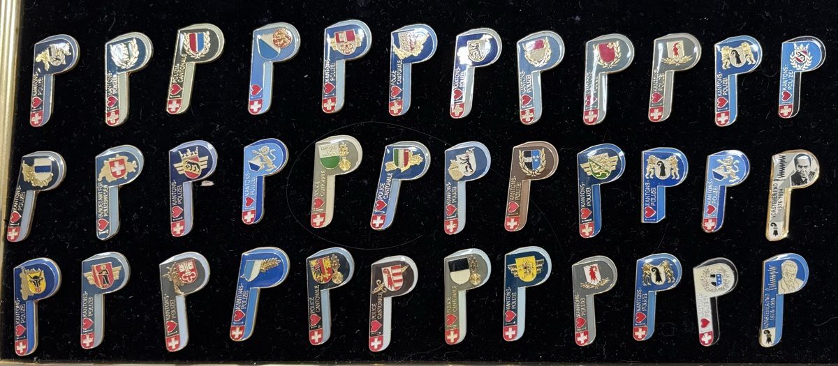 Plaquettes & Badges: Pin Kantonspolizeien – D'occasion à Lausen par Eclipse4