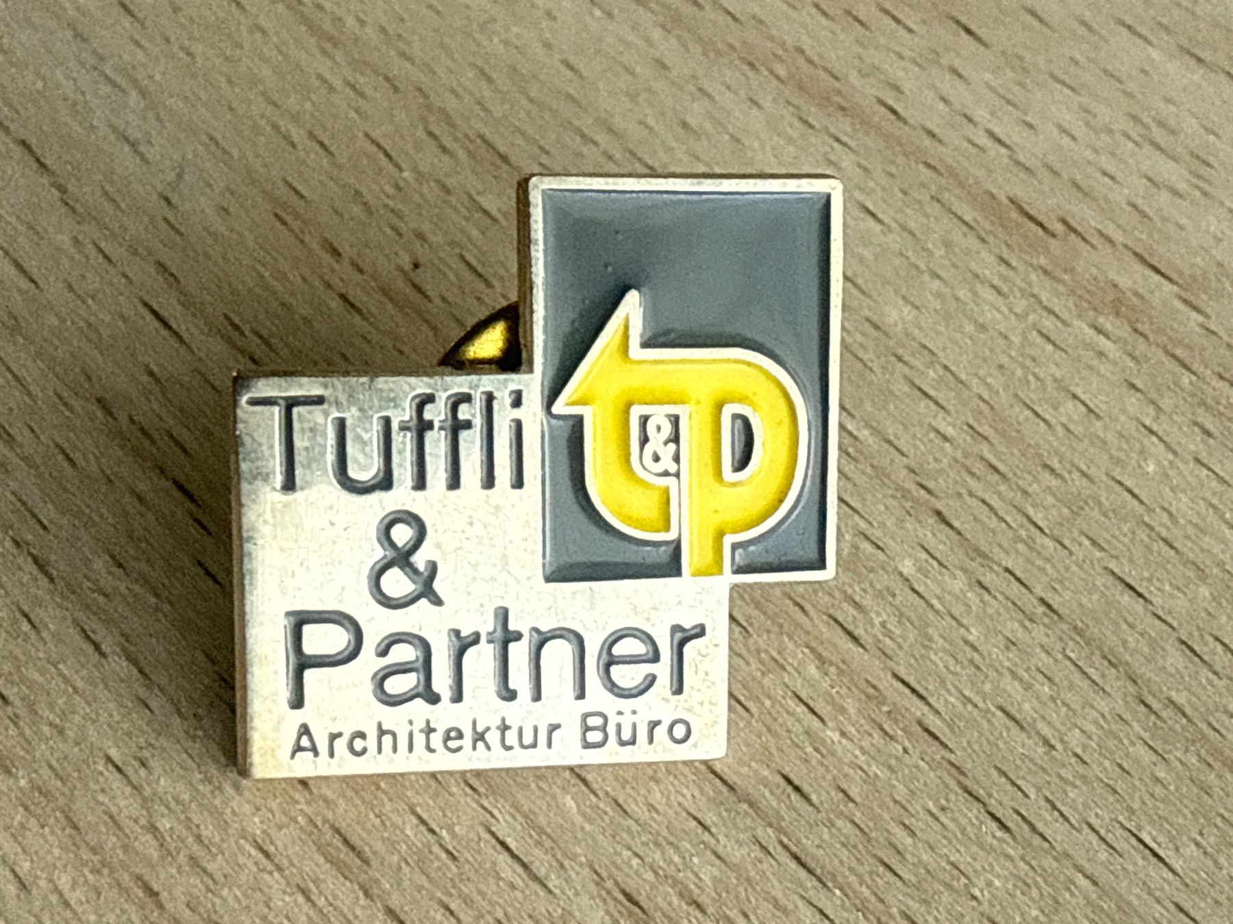 Placchette & Badge: Pin Tuffli & Partner Architektur Büro – Usato da Glattbrugg venduto da Schweigmatt