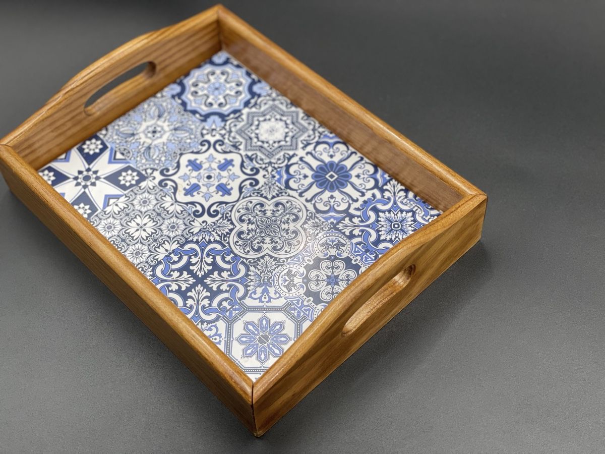 Servierplatten: Serviertablett Holz mit Griffen blau weiss gemustert – Gebraucht aus Baar von Nini043