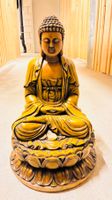 Buddha Figur sitzend auf Lotosblüte braugoldfarben