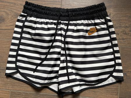 Nike Damen Shorts gestreift Grösse XS guter Zustand