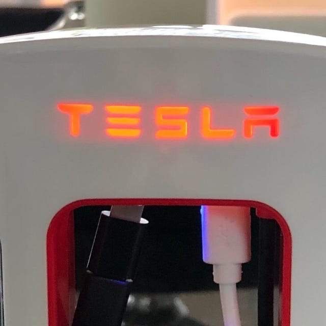 Caricabatterie: Mini Tesla Supercharger Powerbank – Nuovo e nell'imballaggio originale da Dietikon venduto da e-car-shop.schweiz 8