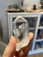 Glasklarer Bergkristall mit weißen Phantomen im Inneren