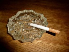 Edler vintage Aschenbecher Kristallglas mit Sternen