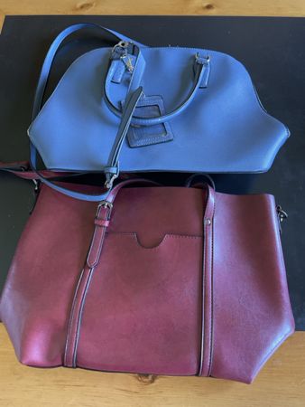 2 Handtaschen in Blau und Burgunderrot