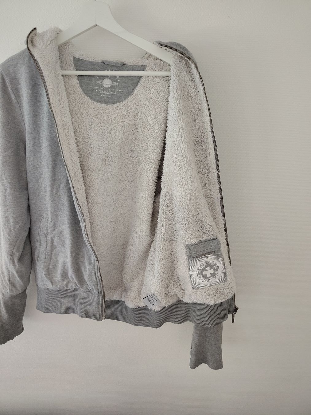 Maglioni & Felpe: Grauer Kapuzenpullover TARZAN Lammfell-Optik Grösse M – Usato da Zürich venduto da s_a11 4