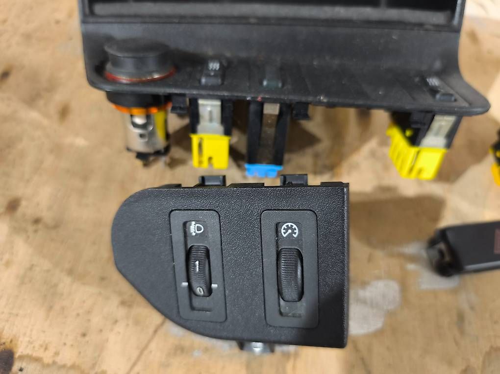 Tutti pezzi di ricambio auto: BMW E36 Sitzheizung Fensterheber Schaltern. – Usato da Zihlschlacht venduto da rad_vvm9 2