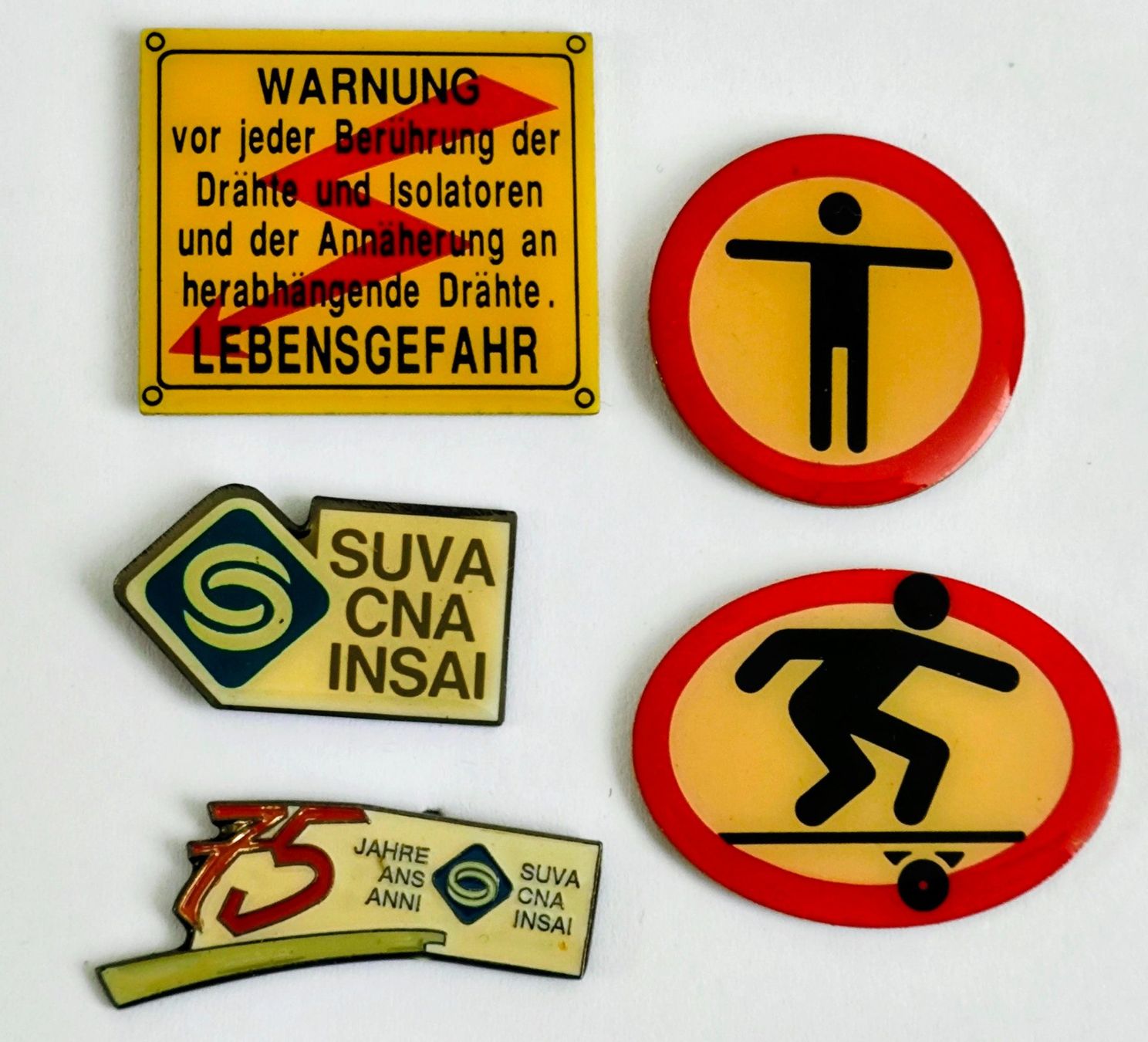 Plaketten & Abzeichen: 5 Pins SUVA – Gebraucht aus Pfäffikon ZH von Colacity