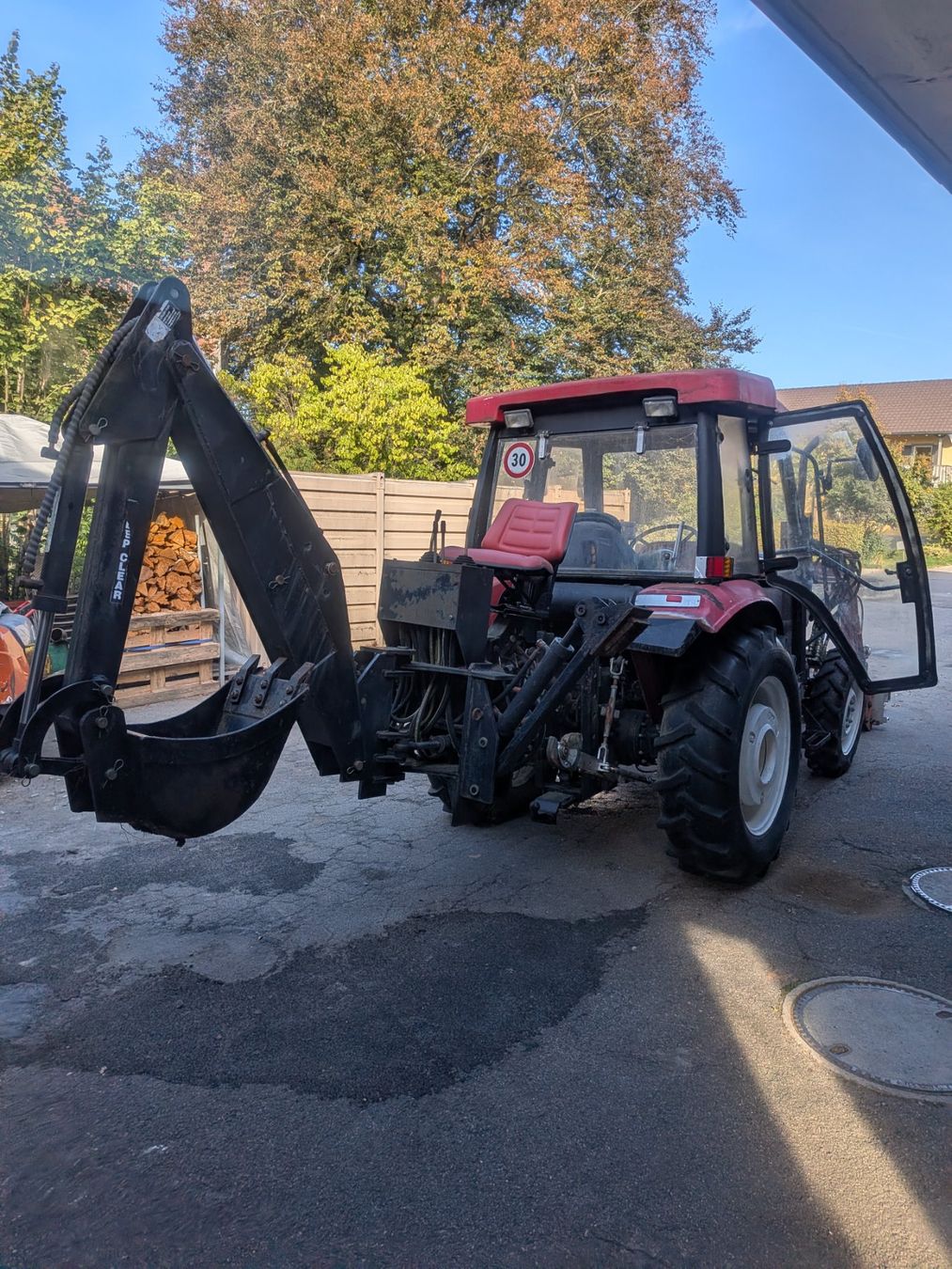 Tracteurs: Traktor YTO554 mit Frontlader und Heckbagger – D'occasion à Wallenwil par Hindu82 2