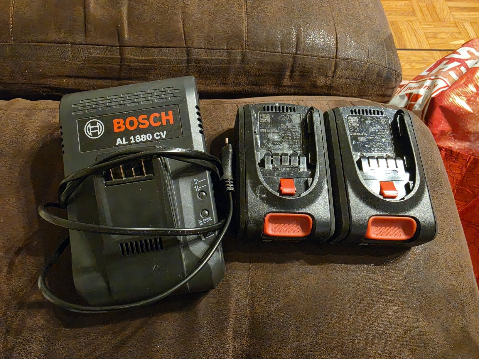Bosch Accus & piles: 2x Bosch Akku plus Schnellladestation – D'occasion à Füllinsdorf par Pearl1